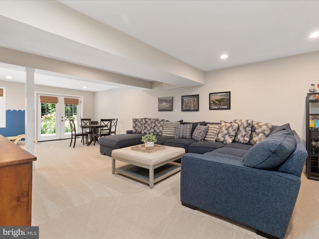 2200 LOMOND COURT
