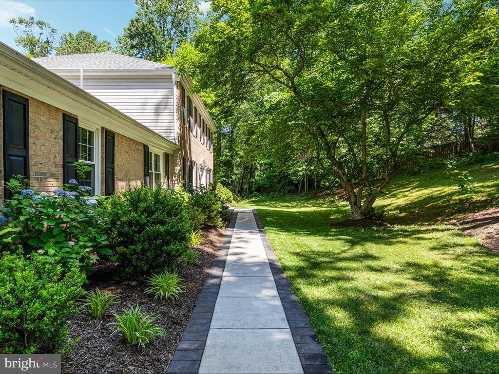 2200 LOMOND COURT
