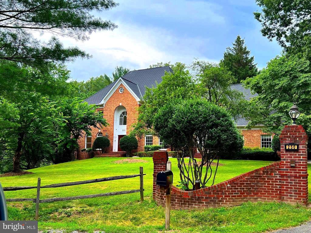 250 Golden Woods Ct