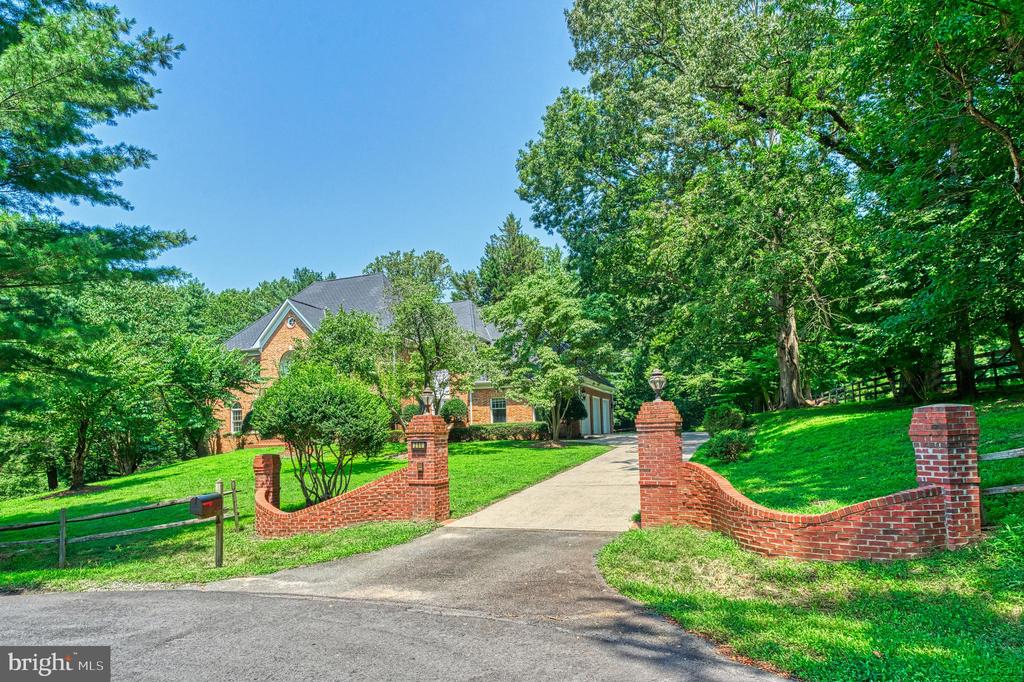 250 Golden Woods Ct