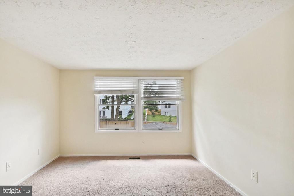 1402 KINGSTREAM DR