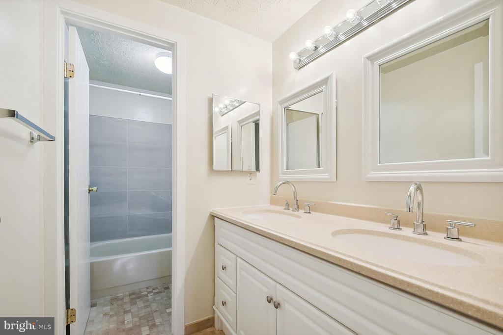1402 KINGSTREAM DR