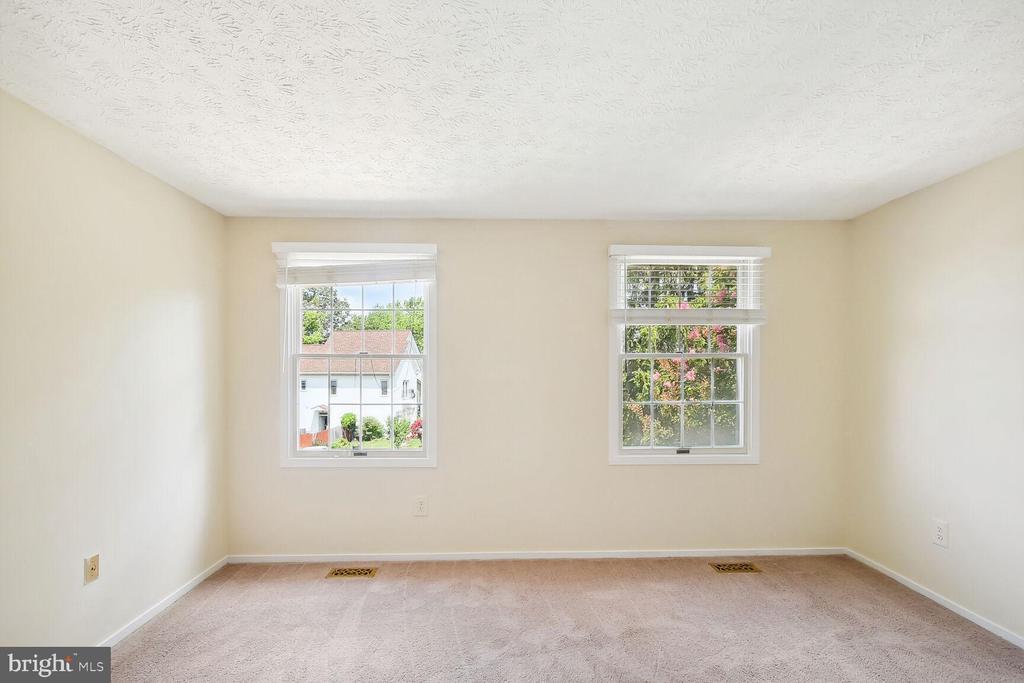 1402 KINGSTREAM DR