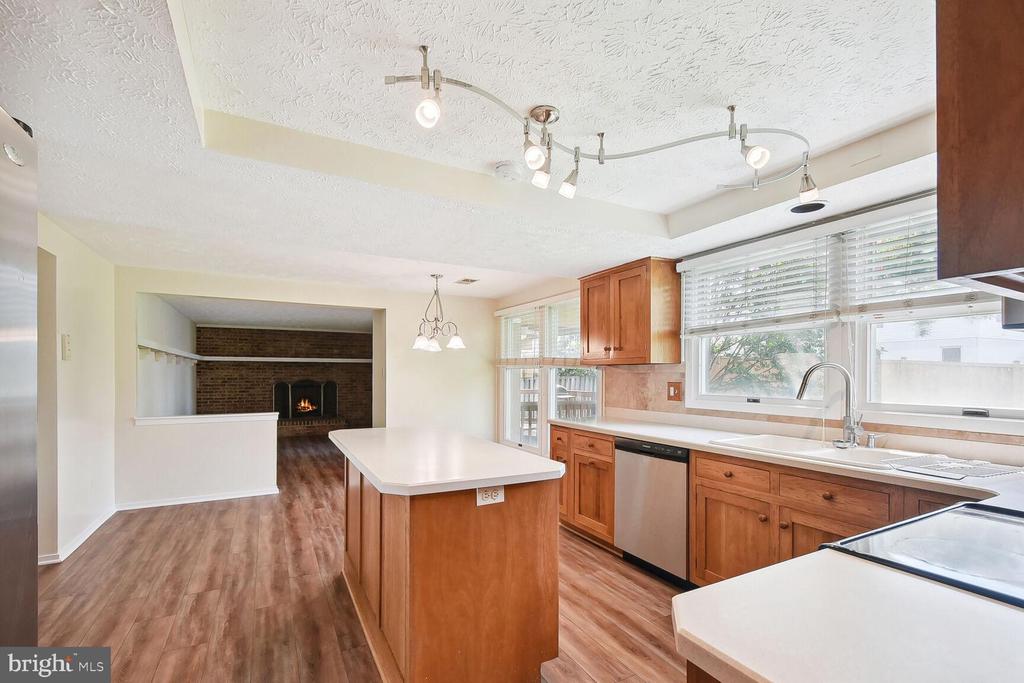 1402 KINGSTREAM DR