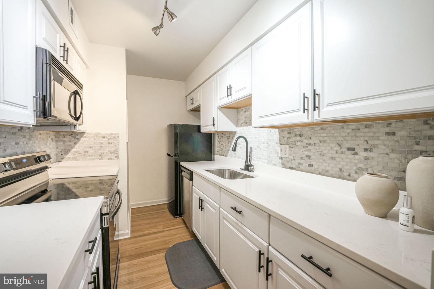8229-H KINGS CHARTER LN #96