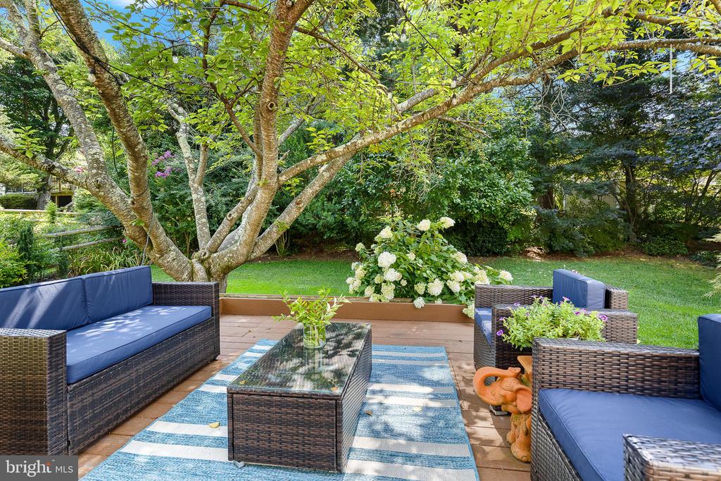 6237 Wilmette Dr