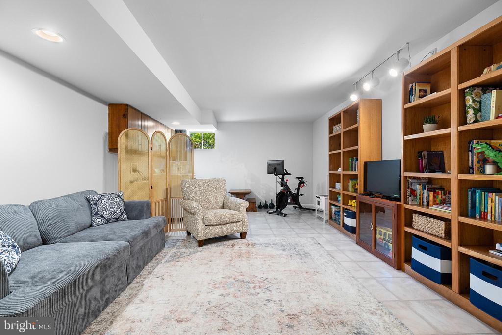 6237 Wilmette Dr