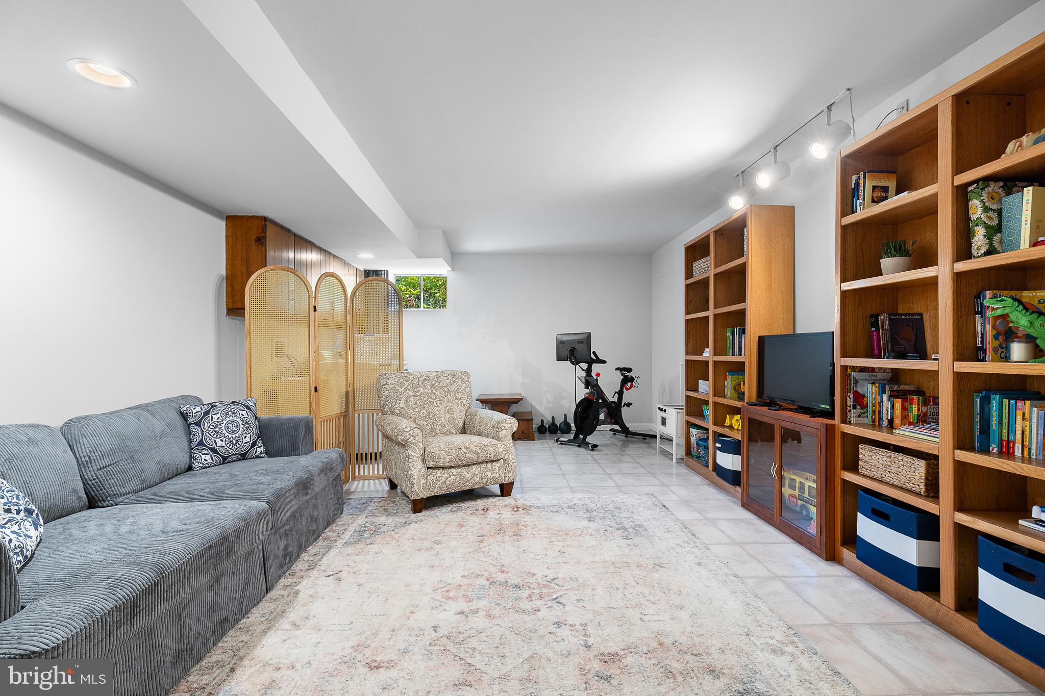 6237 Wilmette Dr
