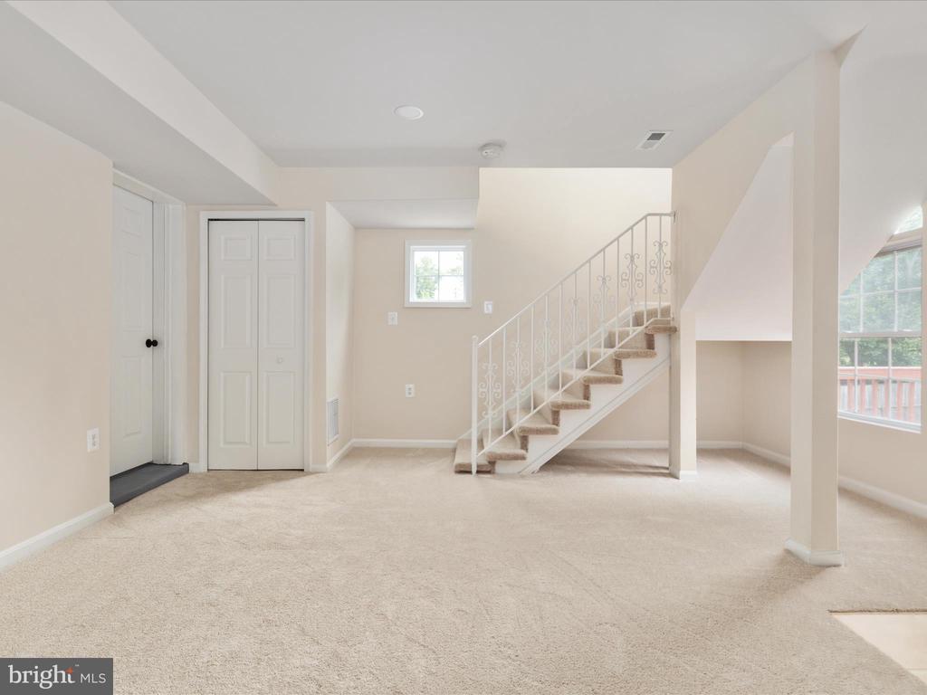 5625 MAXINE COURT