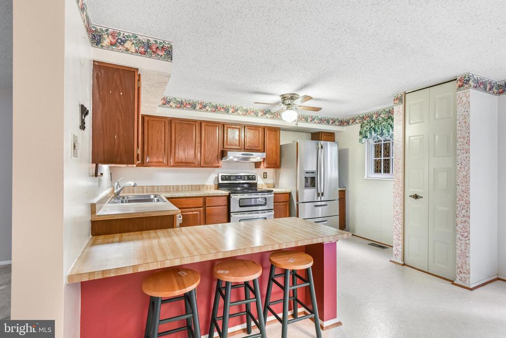 5825 HIGH BLUFF COURT