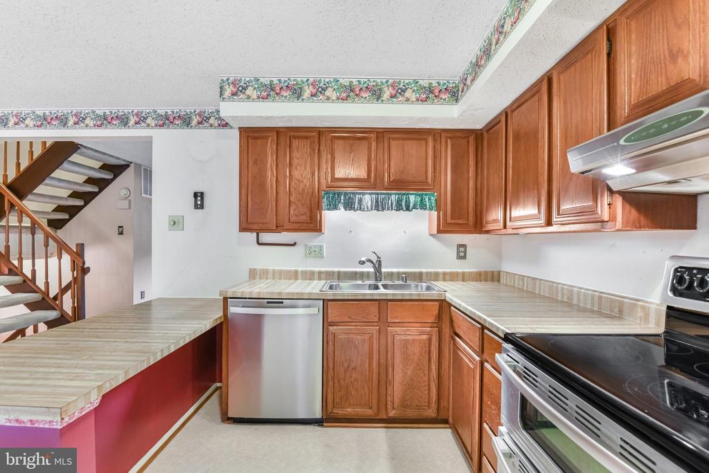 5825 HIGH BLUFF COURT