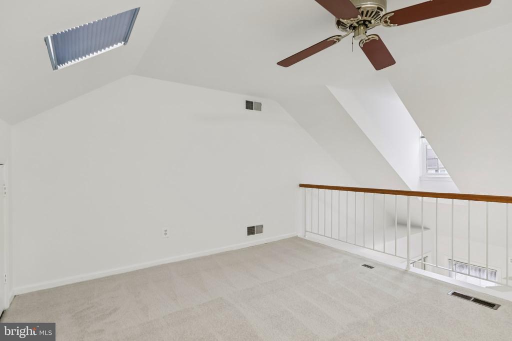 7673 NORTHERN OAKS COURT