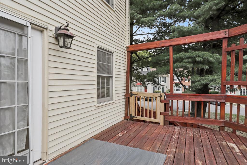 7673 NORTHERN OAKS COURT