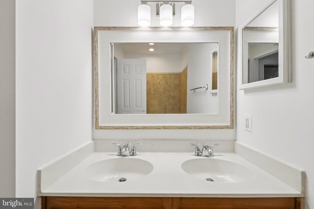 7673 NORTHERN OAKS COURT