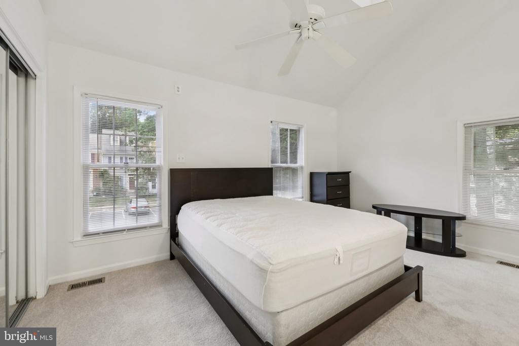 7673 NORTHERN OAKS COURT