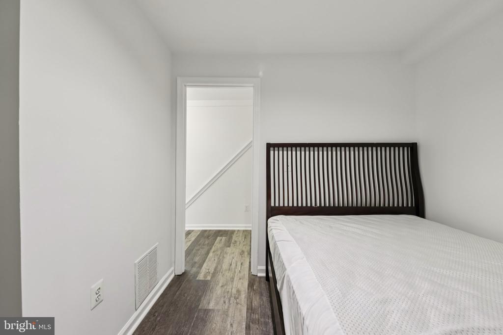 7673 NORTHERN OAKS COURT