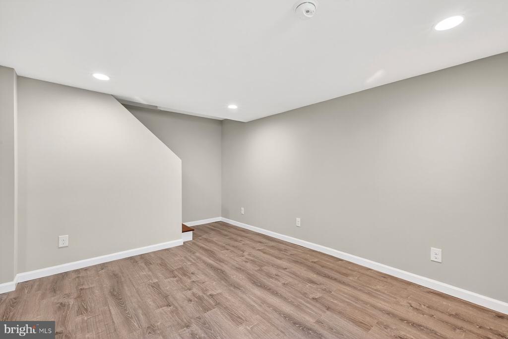 2706 FARMINGTON DRIVE