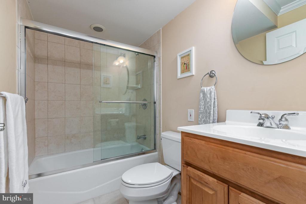 7039 KINGS MANOR DRIVE
