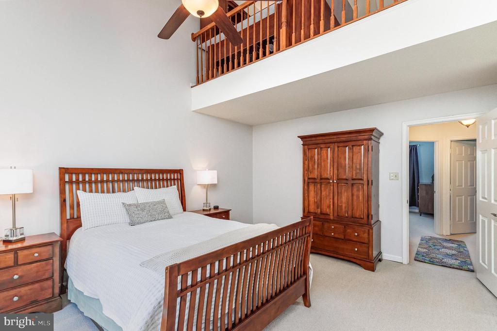 7039 KINGS MANOR DRIVE