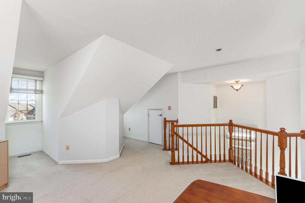 7039 KINGS MANOR DRIVE