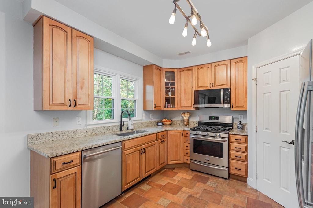 7039 KINGS MANOR DRIVE