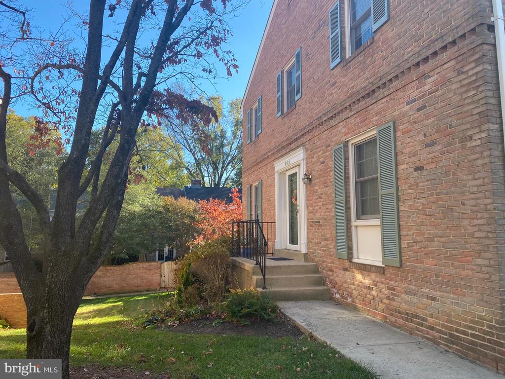 9311 CLANBROOK COURT
