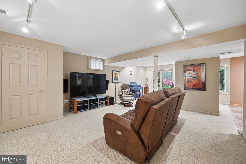 2218 WAKEROBIN LANE
