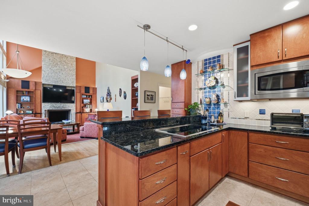 2218 WAKEROBIN LANE