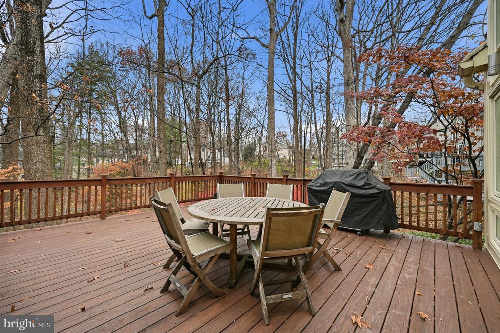 2218 WAKEROBIN LANE