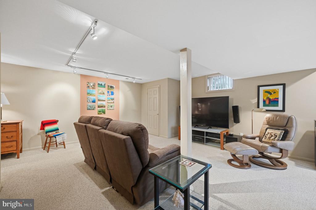 2218 WAKEROBIN LANE