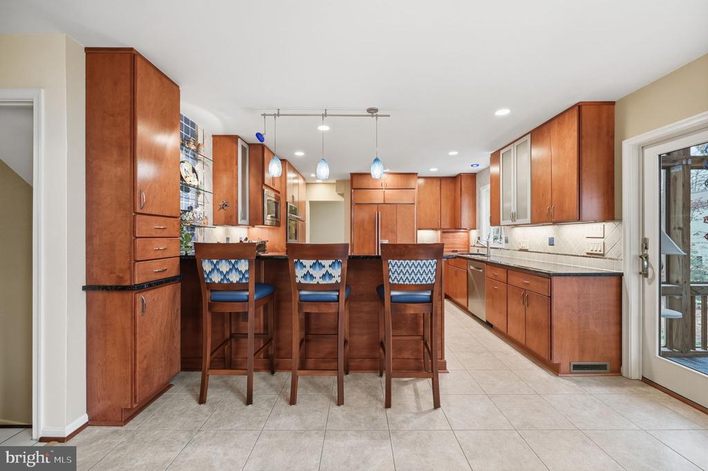 2218 WAKEROBIN LANE