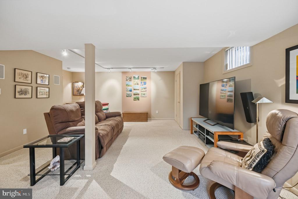 2218 WAKEROBIN LANE