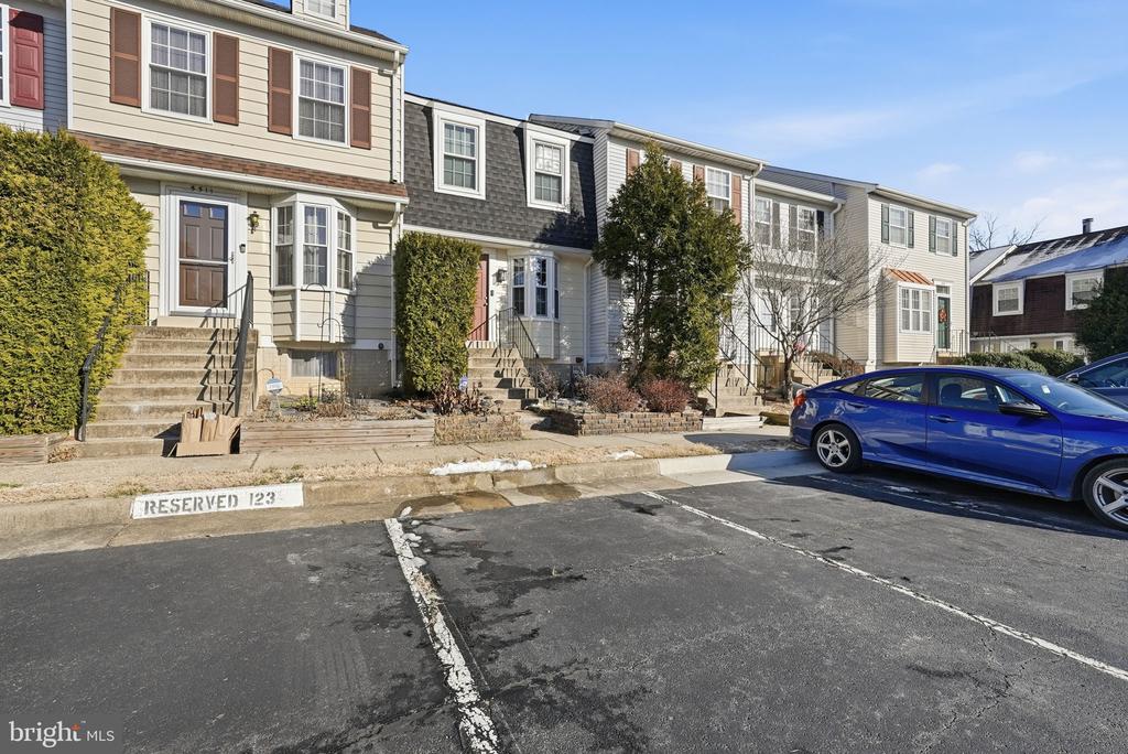 5513 WOODLAWN MANOR COURT