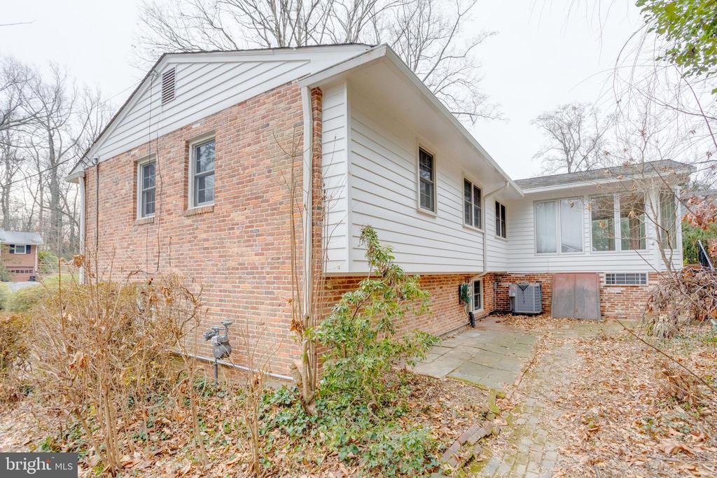 9018 HAMILTON DRIVE