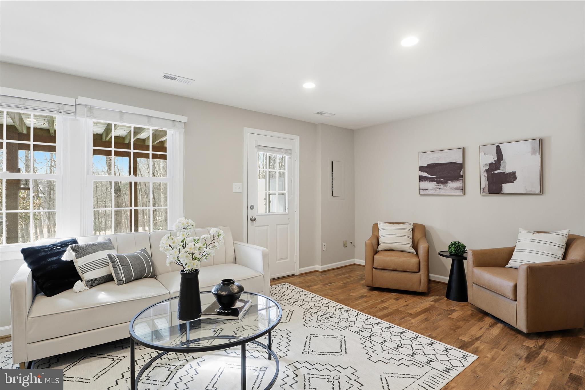 1563 TWISTED OAK DRIVE