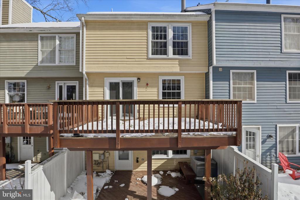 1563 TWISTED OAK DRIVE