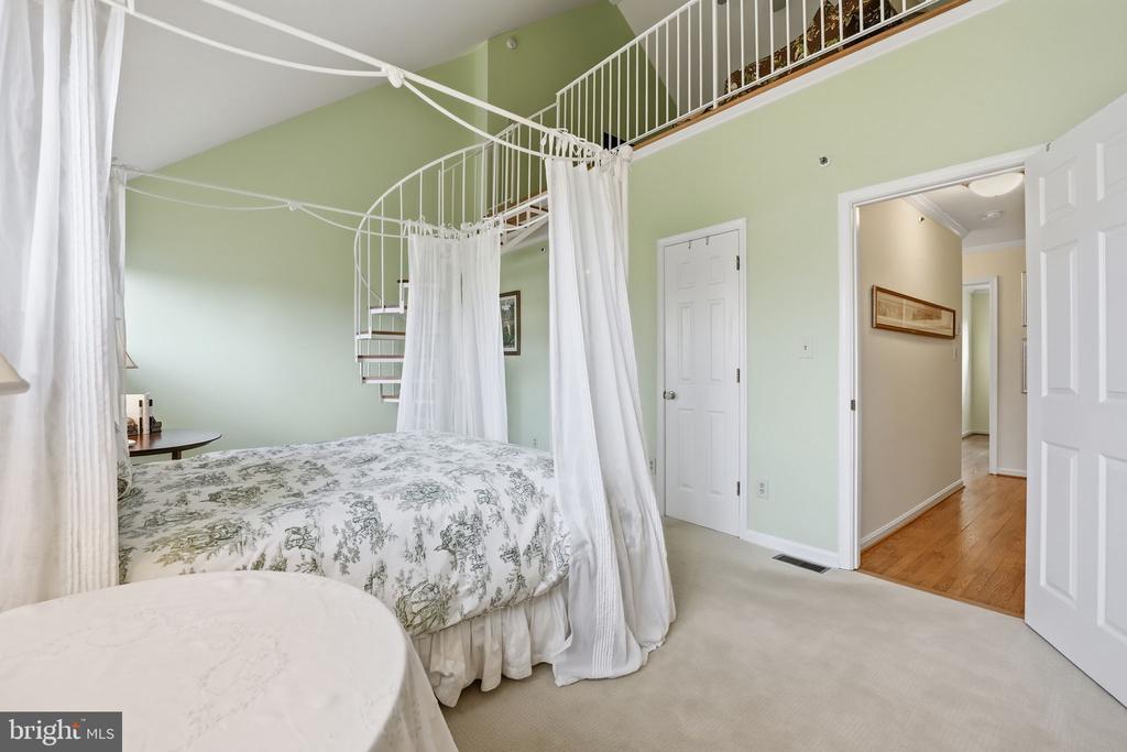 207 LOCUST STREET A SE