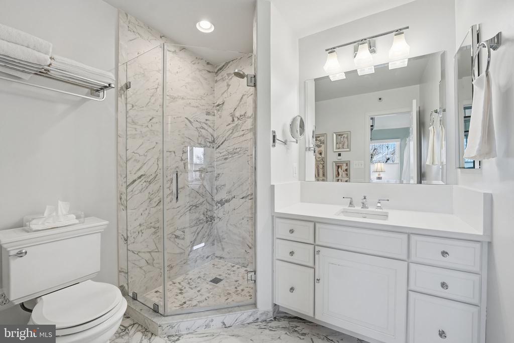 207 LOCUST STREET A SE