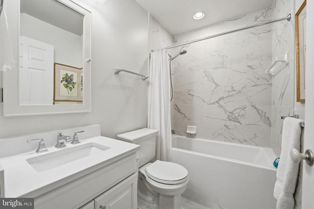 207 LOCUST STREET A SE