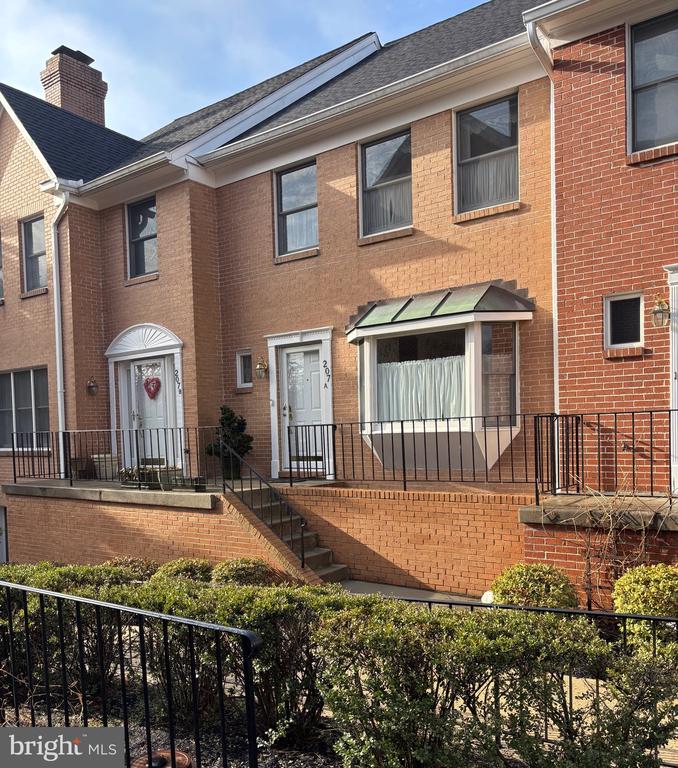 207 LOCUST STREET A SE