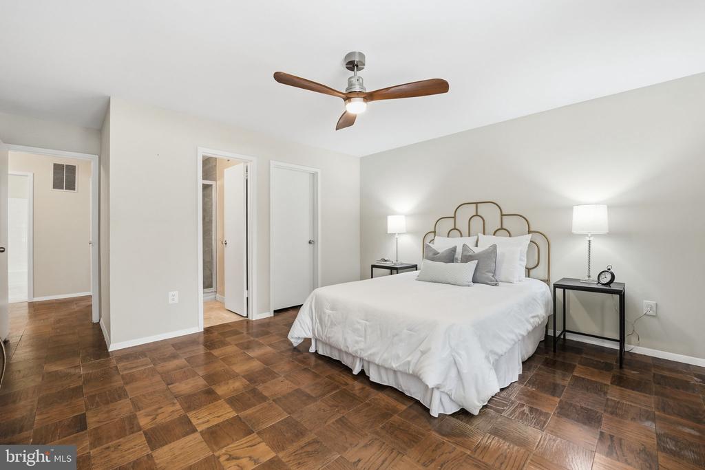 1735 IVY OAK SQUARE 7