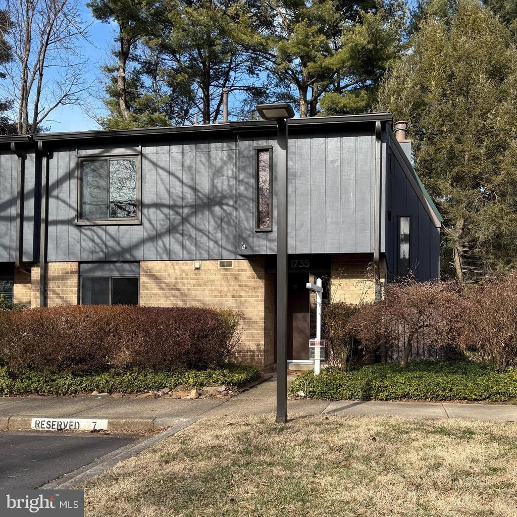 1735 IVY OAK SQUARE 7