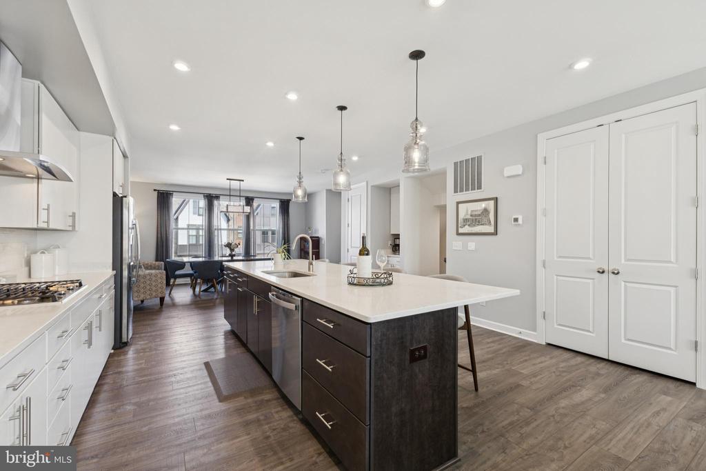 8102 ZOE PLACE