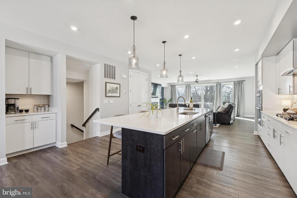 8102 ZOE PLACE