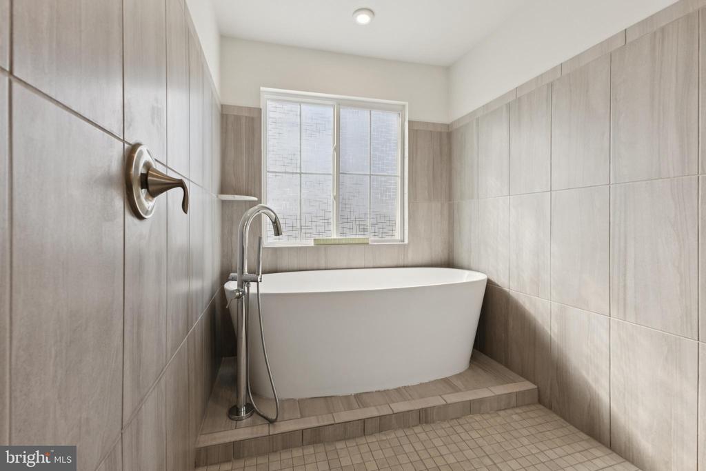 8102 ZOE PLACE