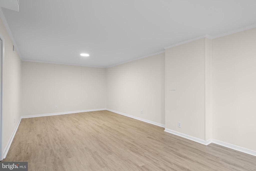 14831 HOXTON SQUARE