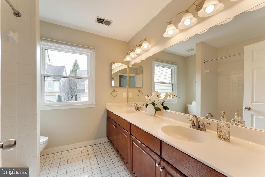 7506 SILVER MAPLE LANE