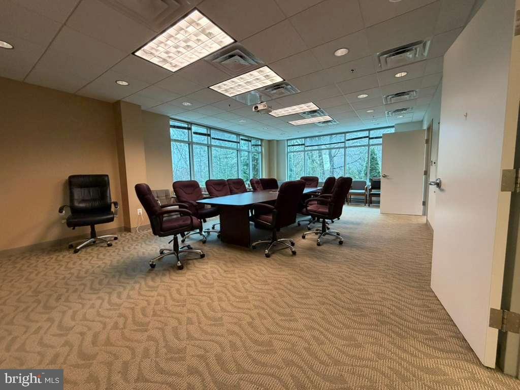 1984 ISAAC NEWTON SQUARE 209