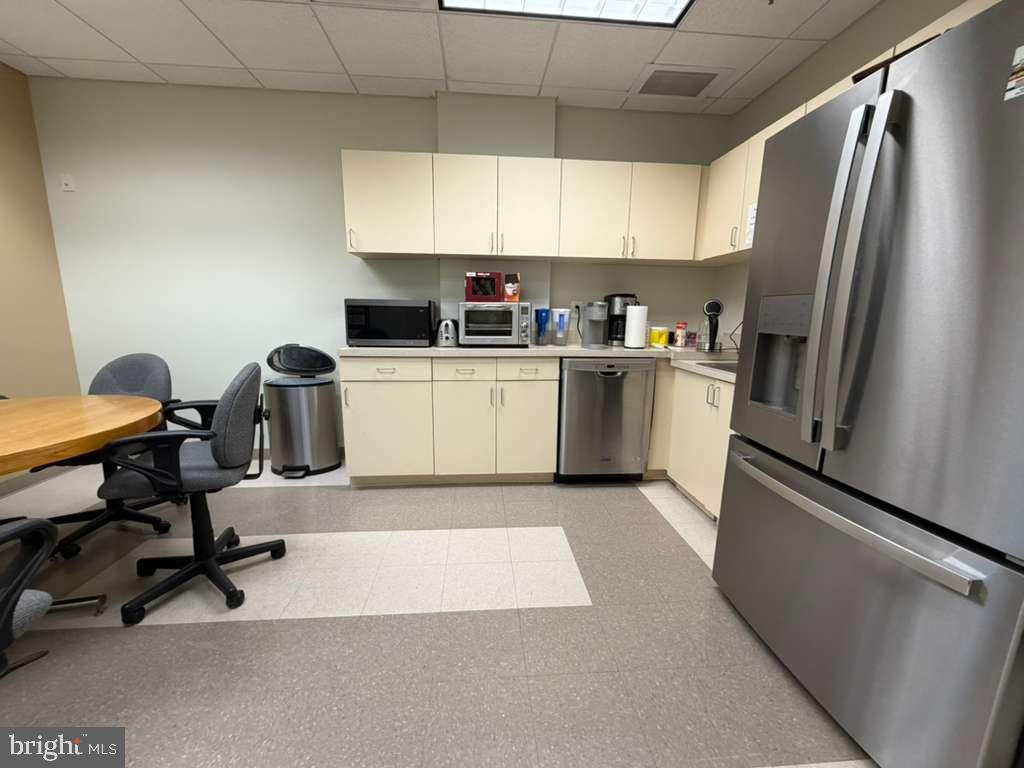 1984 ISAAC NEWTON SQUARE 205