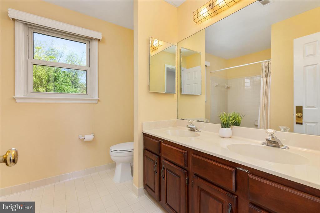 408 WOODGROVE COURT